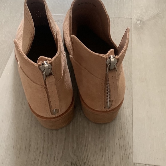 Dolce Vita laser cut booties back zipper size 8.5 camel tan suede leather - Picture 4 of 12